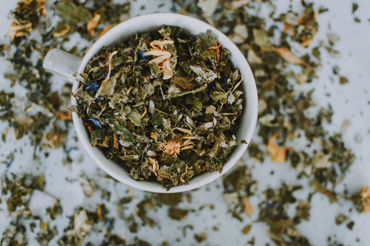 Tasse de thé avec feuilles de thé séchées  